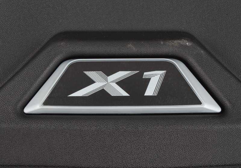 Alfombrilla cubre maletero rígida OEM 51472407173 para BMW X1 F48. Compatible con versiones sDrive y xDrive (16d, 18i, 20i, 20d, 25i). Diseño X-Line negro/plata. Original BMW.