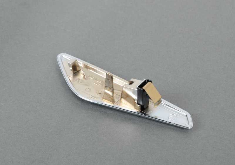 Paramento pared lateral delantero derecho OEM 51117338570 para BMW X3 F25, X4 F26. Original BMW.