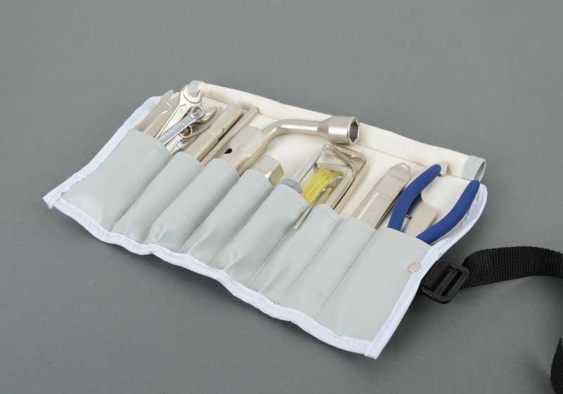 Juego de herramientas OEM 71111240890 para BMW E30, E31, E32, E34, E36, E38, E39, E46, E53, E60, E61, E63, E64, E65, E66, E70, E83, E90, E91, E92, E93. Original BMW.
