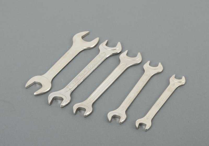 Juego de herramientas OEM 71111240890 para BMW E30, E31, E32, E34, E36, E38, E39, E46, E53, E60, E61, E63, E64, E65, E66, E70, E83, E90, E91, E92, E93. Original BMW.