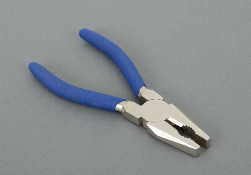 Juego de herramientas OEM 71111240890 para BMW E30, E31, E32, E34, E36, E38, E39, E46, E53, E60, E61, E63, E64, E65, E66, E70, E83, E90, E91, E92, E93. Original BMW.