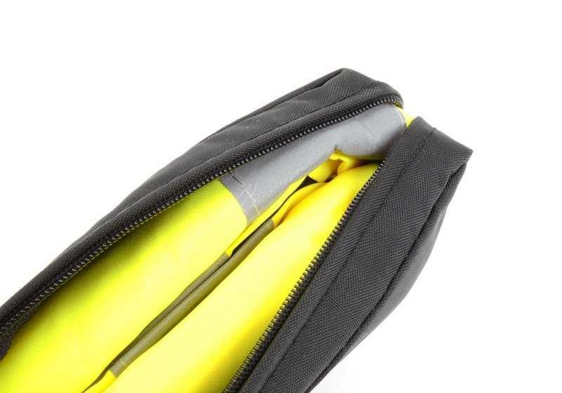 Set de chalecos reflectantes OEM 82262288693 para BMW y MINI {E81,E82,E87,E88,F20,F21,F40,F22,F23,F45,F46,E30,E90,E91,E92,E93,F30,F31,F34,F80,G20,G21,G28,F32,F33,F36,F82,F83,E28,E34,G30,G31,E63,E64,G32,E32,E65,E66,G11,G12,E31,G14,G15,E84,F48,F39,E83,