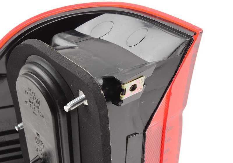 Piloto trasero derecho OEM 63216900216 para BMW Serie 5 E39. Luz trasera lateral original BMW.