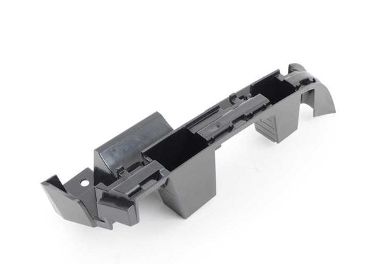 Guía embellecedor luz trasera izquierda OEM 51127006823 para BMW E46. Repuesto original BMW.