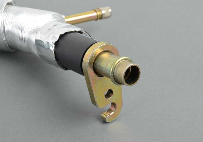 Tubería de succión evaporador-compresor para BMW Serie 7 E32 (OEM 64531382771). Original BMW.