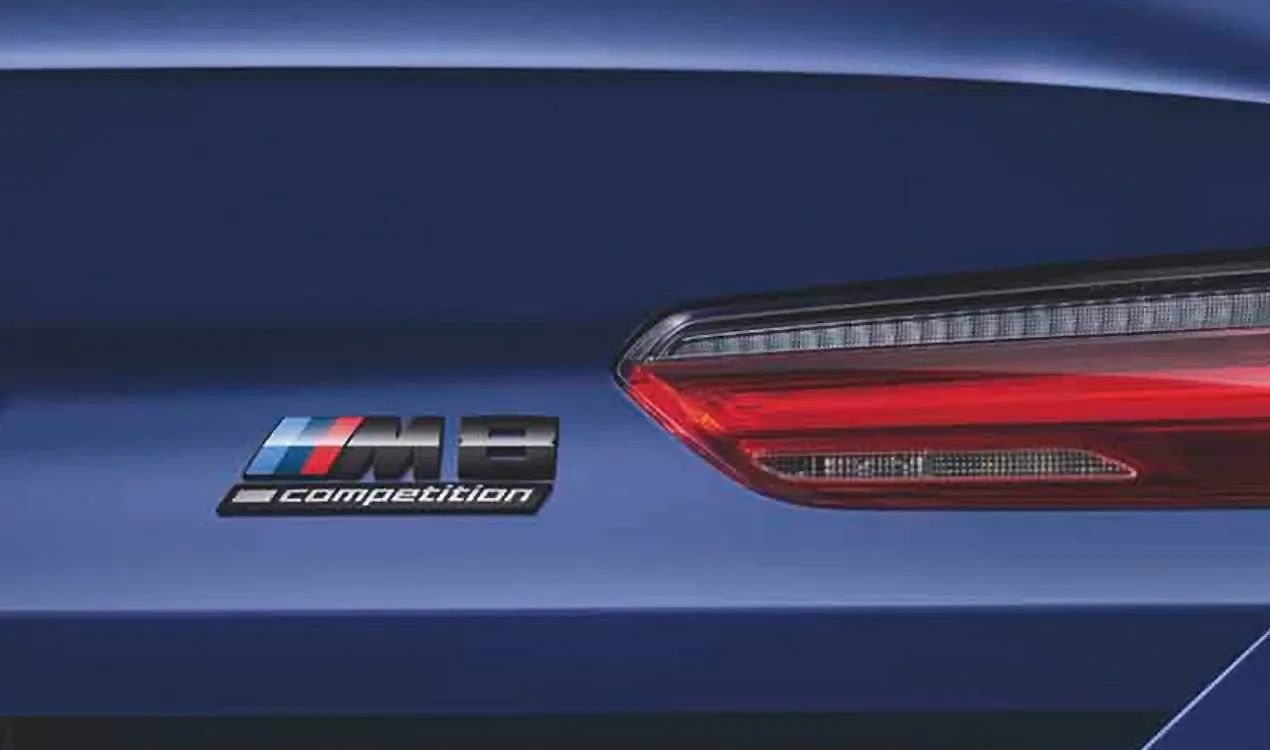 Inscripción BMW M8 Competition en negro brillante para BMW F91, F92, F93 (OEM 51148098328). Original BMW.