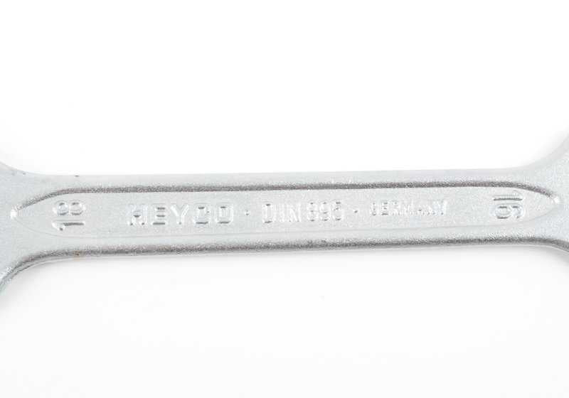 Llave fija doble 16-18 mm OEM 71111180812 para BMW E36. Herramienta original incluida en el kit de herramientas de a bordo. Original BMW.