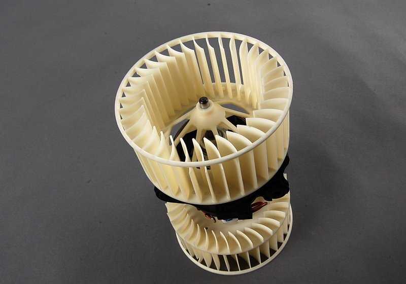 Ventilador climatizador OEM 64118385558 para BMW E39, E53, 5er {520d, 520i} con motores M47 y M52. Compatible con versiones manuales y automáticas. Original BMW.