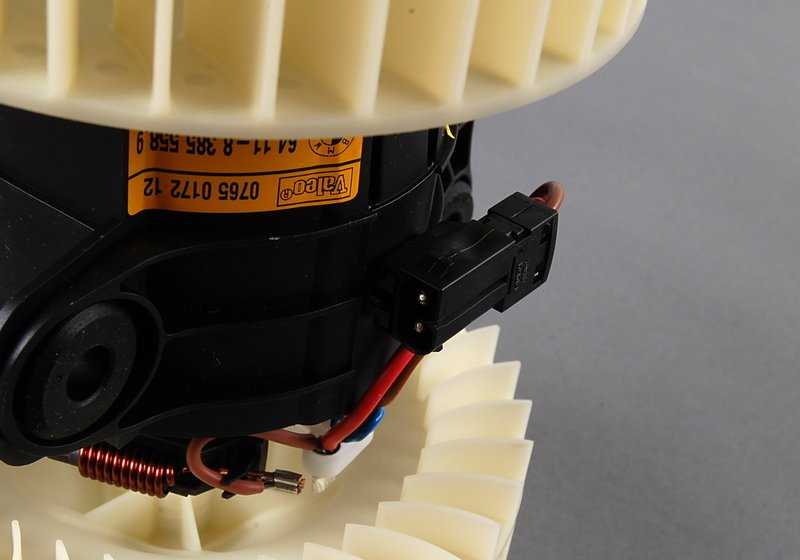 Ventilador climatizador OEM 64118385558 para BMW E39, E53, 5er {520d, 520i} con motores M47 y M52. Compatible con versiones manuales y automáticas. Original BMW.