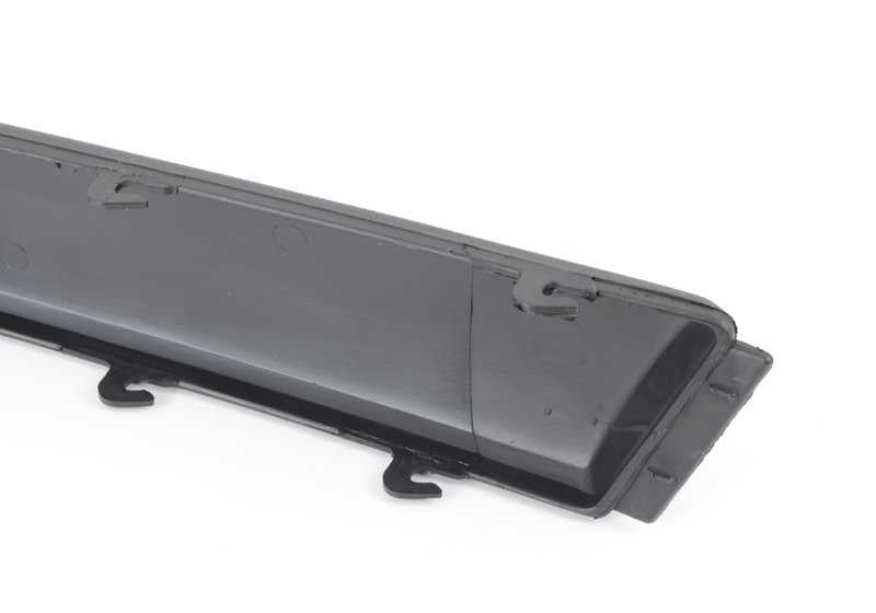 Moldagem lateral direita OEM 51118148816 para BMW E34 518i, 518G. Compatível com modelos produzidos entre 1989 e 1996. BMW de substituição original.
