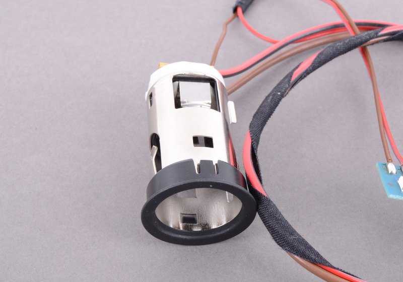 Toma de mechero con luz LED OEM 61349302236 para BMW F10 (518d, 520d) modelos desde 2013 hasta 2016. Recambio original BMW.