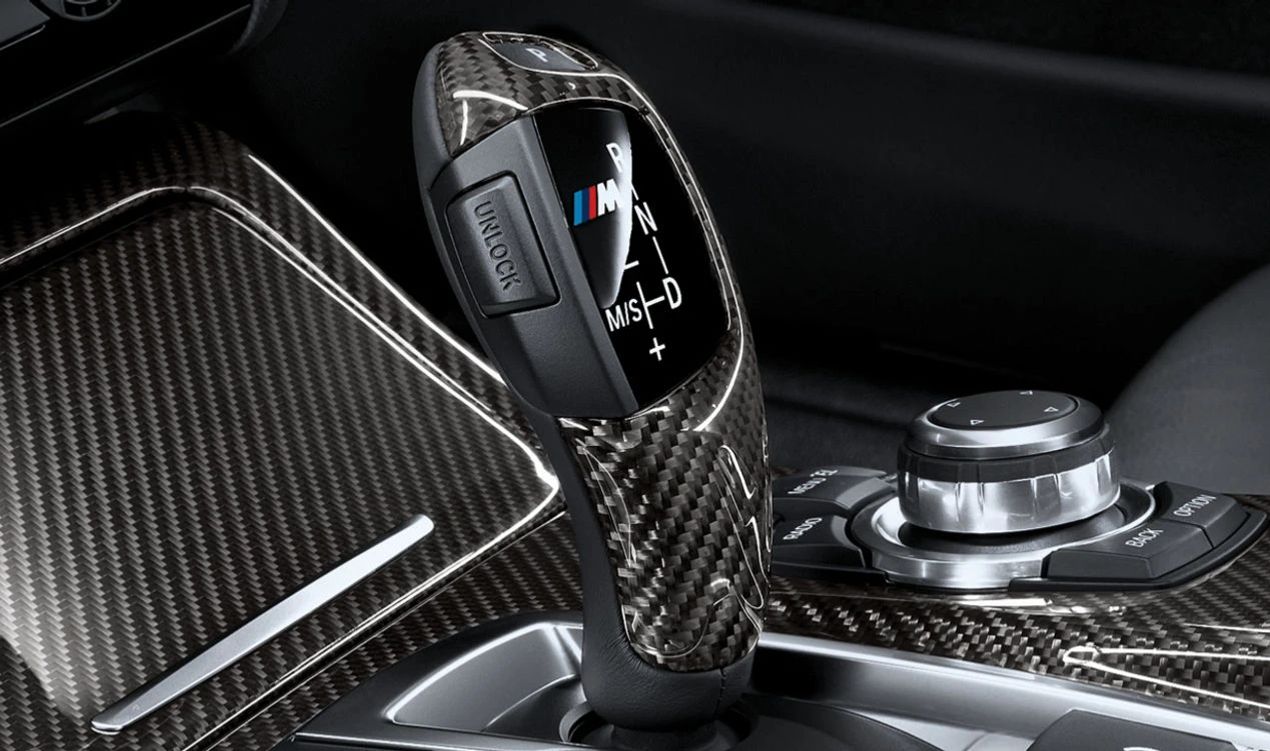 Embellecedor palanca cambio carbono M Performance OEM 61312250699 para BMW F07, F10, F11, F01, F02, F04 con cambio automático. Mejora estética interior con logo M. Original BMW.