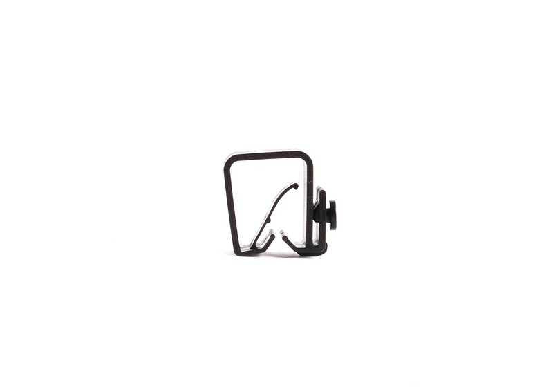 Soggetto clip cavi OEM 61102492990 per BMW E36, E46, Z3. Compatibile con modelli come M3 E46 e Z3 1.8/1.9. BMW originale BMW. Ideale per tenere i cavi nel vano motore o in altre aree.