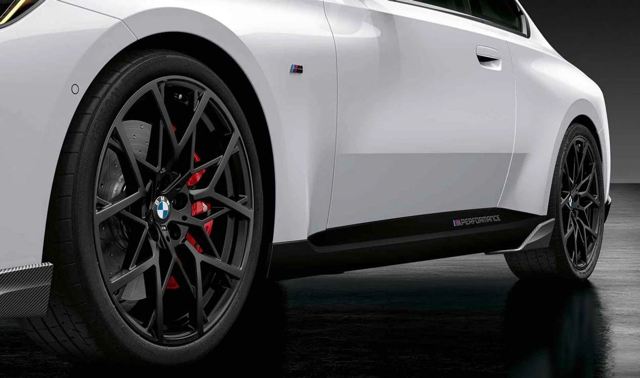 Embellecedor lateral M Performance de carbono derecho OEM 51195A270F2 para BMW Serie 2 G42 con paquete M o aerodinámico. Mejora estética deportiva. Original BMW.