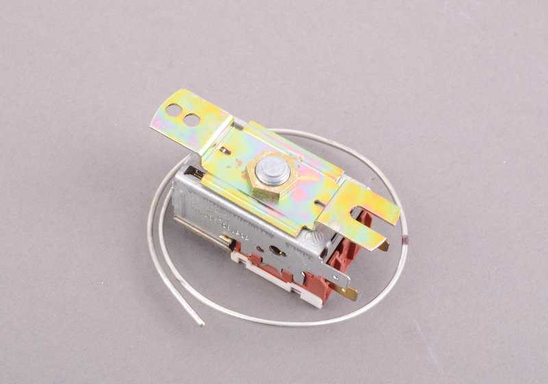 Sensor de Temperatura del Radiador OEM 64111374830 para BMW E30. Original BMW.
