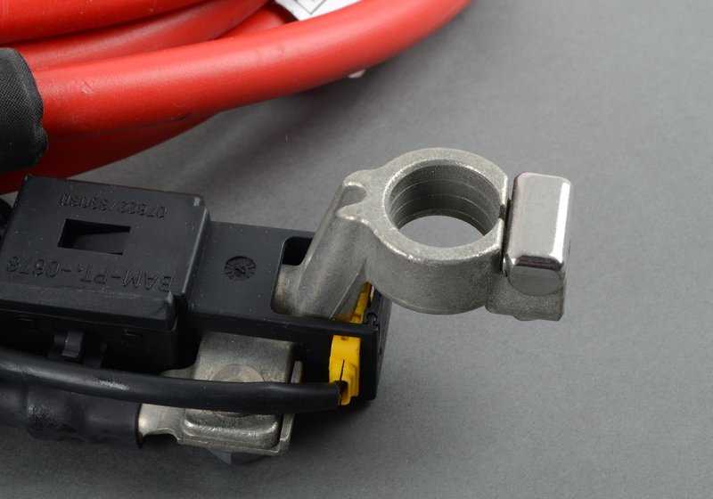 Cable positivo batería OEM 12421436902 para BMW E39 535i y 540i. Compatible con versiones con cambio manual y automático (modelos desde 06/1996 hasta 06/2003). Original BMW.