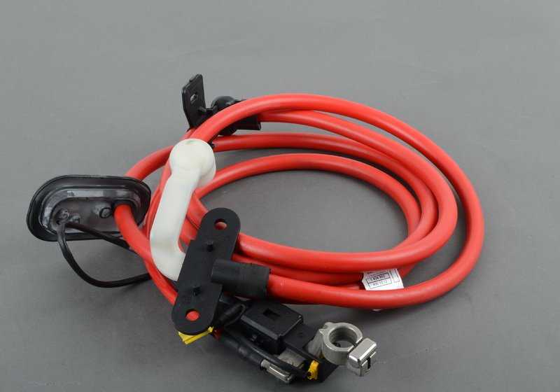 Cable positivo batería OEM 12421436902 para BMW E39 535i y 540i. Compatible con versiones con cambio manual y automático (modelos desde 06/1996 hasta 06/2003). Original BMW.