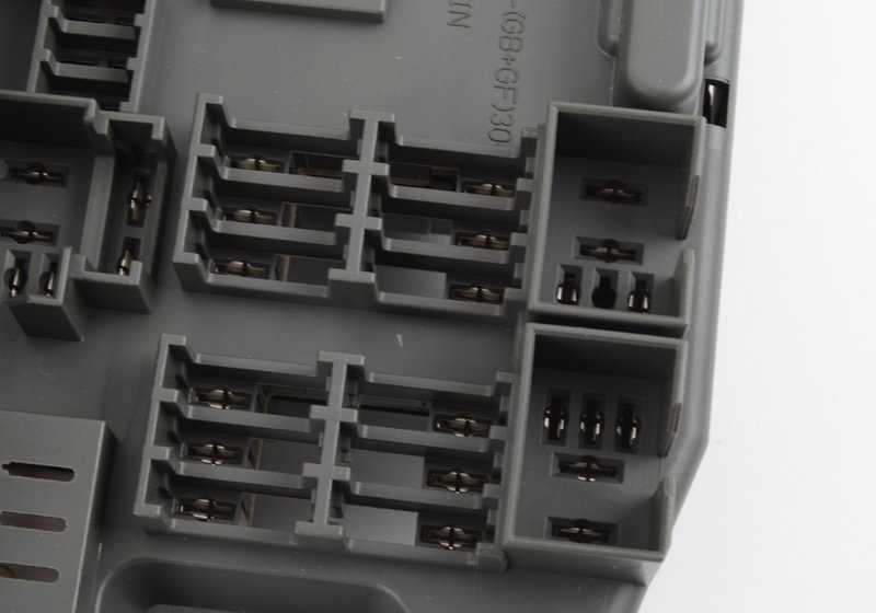 Distribuidor de corriente frontal OEM 61149145115 para BMW E70, E71, E72 (X5, X6). Original BMW.