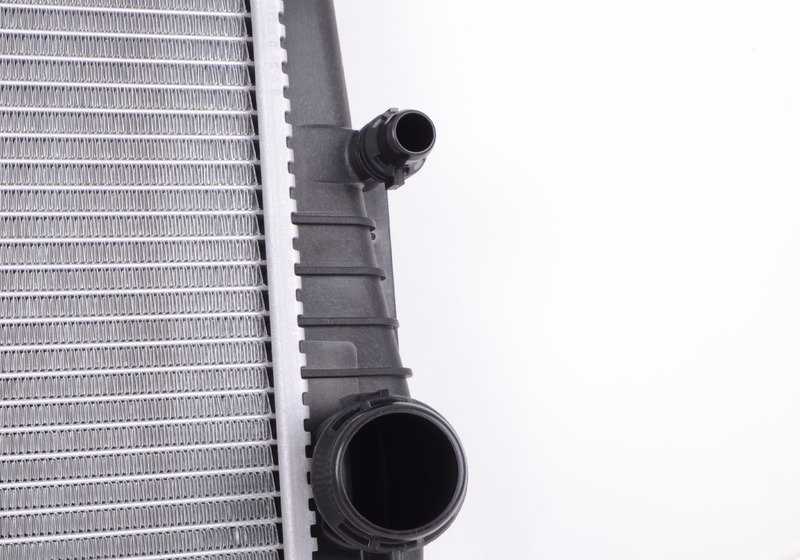 Radiador de refrigerante OEM 17118672103 para BMW F22, F87, F30, F32, F36. Substituição original da BMW.