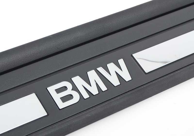 Embellecedor entrada puerta cromado izquierdo OEM 51477180739 para BMW Serie 1 E81 (116d, 116i). Compatible con modelos fabricados entre 2007 y 2011. Pieza original BMW.
