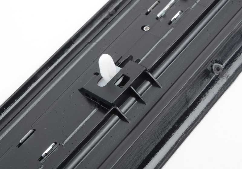 Embellecedor entrada puerta cromado izquierdo OEM 51477180739 para BMW Serie 1 E81 (116d, 116i). Compatible con modelos fabricados entre 2007 y 2011. Pieza original BMW.