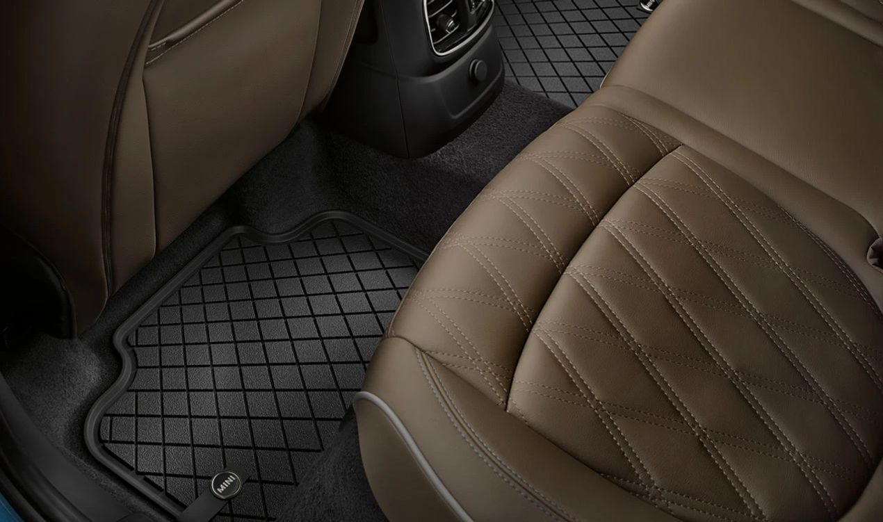 Alfombrillas todo tiempo traseras Essential Black OEM 51472354164 para MINI F56, F56 BEV, F56 LCI, F66. Original MINI.