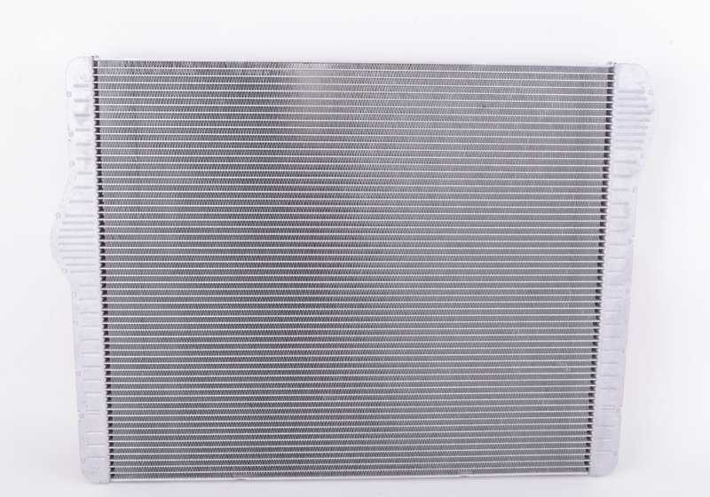 Radiador de refrigerante OEM 17112284607 para BMW F87, F87N, F80, F80N, F82, F82N, F83, F83N. Original BMW.