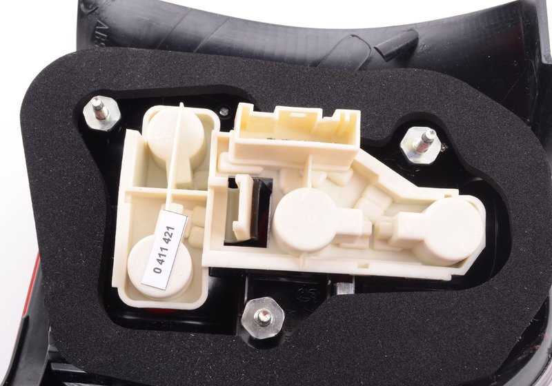 Luz trasera lateral izquierda OEM 63210411415 para BMW Serie 3 E91 (2006-2008). Original BMW.