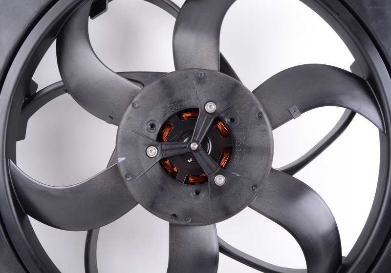 Ventilador con marco (electroventilador) OEM 17427526824 para BMW E60, E61. Original BMW.