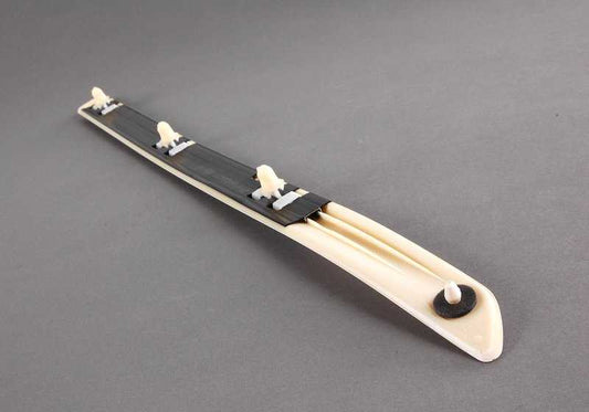 Listón parachoques lateral trasero izquierdo imprimado OEM 51137001045 para BMW Serie 3 E46. Original BMW.