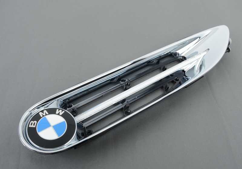 RIGHT FRONT SIDE EMBELLEDOR OEM 51138231940 for BMW E52 Z8. Original BMW piece.