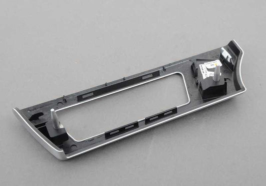 Mormatura del cruscotto in alluminio sinistro OEM 51459147390 per BMW E90, E91, E92, E93. BMW originale.