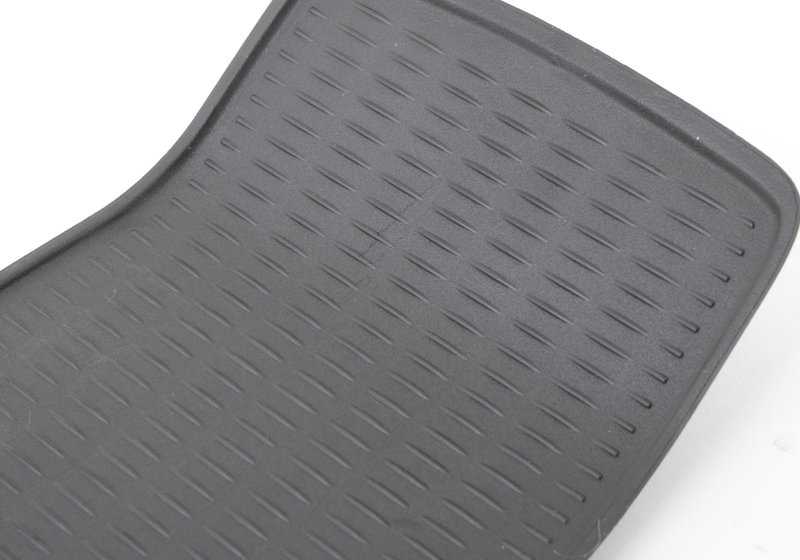 Alfombrilla para compartimento trasero OEM 51166960695 para BMW E92 316i, 318i, 320d. Ideal para mantener limpio el hueco de la consola central trasera. Original BMW.