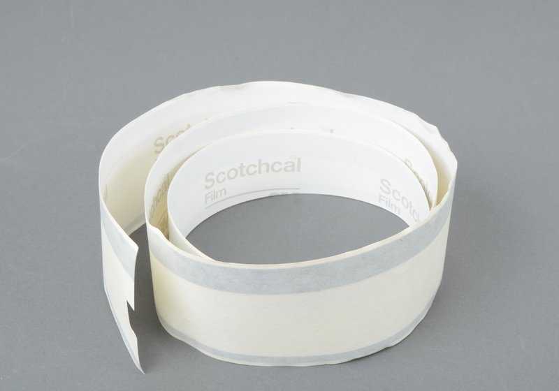 Tira decorativa plateada delantera derecha OEM 51141866638 para BMW E21, E30, E12, E28, E24, E23. Original BMW.