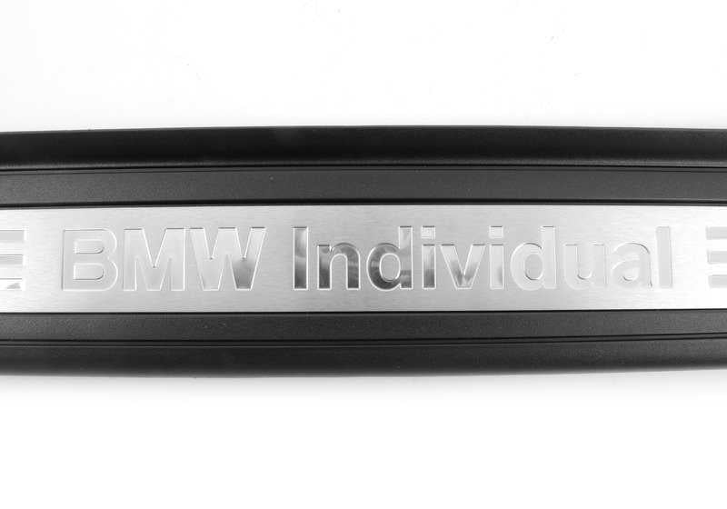 Embellecedor entrada derecha OEM 51478046480 para BMW E92, E92N, E93, E93N. Original BMW.