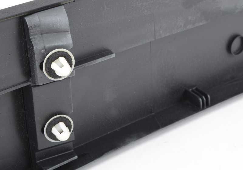 Embellecedor inferior de maletero OEM 51133400393 para BMW X3 E83 (modelos 2.0d, 2.0i, 2.5i, 3.0d). Compatible con versiones manuales y automáticas. Original BMW.