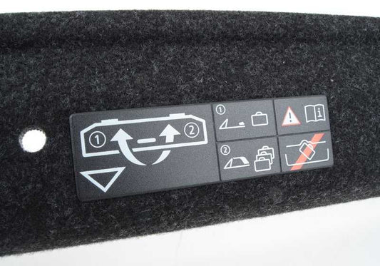 Untere Form des hinteren Mondrahmens OEM 51486960406 für BMW E88 (118d, 118i). Kompatibel mit allen Modellen vom 09.09.2008 bis 031.01.2013. Original BMW Stück.