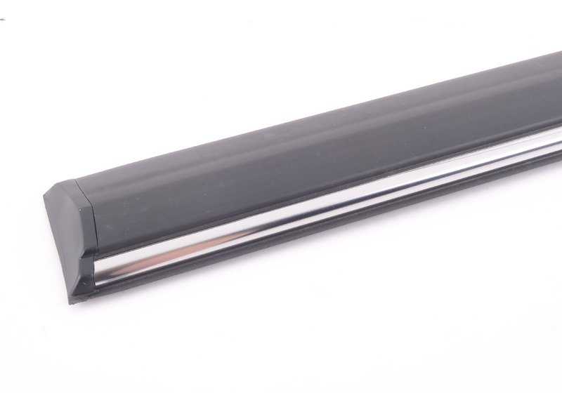 Moldura lateral puerta delantera derecha OEM 51131871696 para BMW E28. Original BMW.