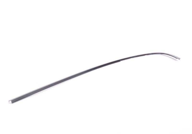 Embellecedor marco ventana puerta trasera izquierda OEM 51357185243 para BMW F02, F02N, F04. Acabado en negro brillo. Original BMW.