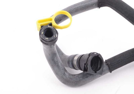 Manguera de refrigerante OEM 17128614879 para BMW Serie 5 {F10, F11, F07} 535i. Compatible con motores N55 y versiones con tracción trasera o xDrive. Original BMW.