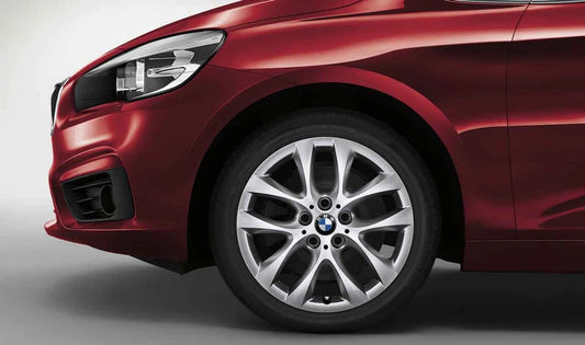 Llanta de aleación OEM 36116855088 diseño V-Radio 479 17" en color plata para BMW F45, F45N, F46, F46N. Compatible con las versiones de 2 puertas. Original BMW.