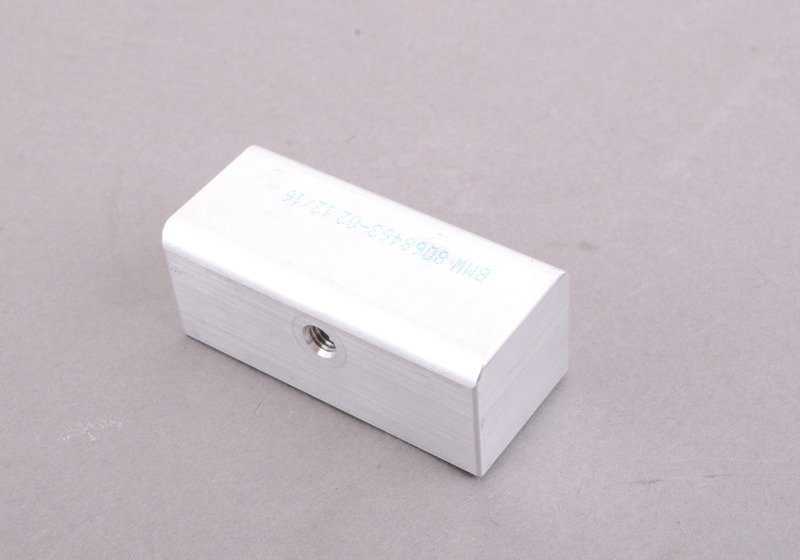 Adaptador bisagra izquierda del portón trasero OEM 51628068463 para BMW F82 M4 GTS. Compatible con modelos producidos entre 03/2016 y 02/2017. Recambio original BMW.