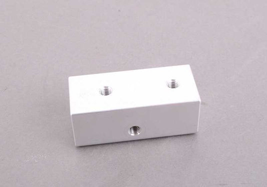 Adaptador bisagra izquierda del portón trasero OEM 51628068463 para BMW F82 M4 GTS. Compatible con modelos producidos entre 03/2016 y 02/2017. Recambio original BMW.