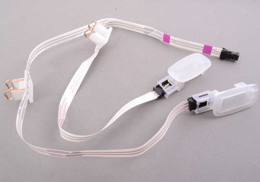 Deflector lateral izquierdo OEM 51168238815 para BMW E46 {316Ci, 318Ci}. Pieza original BMW. Ideal para proteger el sistema ITS del airbag en el pilar del vehículo.