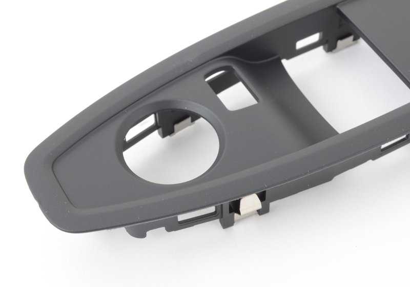 Moldura embellecedora interruptor elevalunas lado conductor OEM 51417318453 para BMW F21, F22, F23, F87, F32, F82. Original BMW.