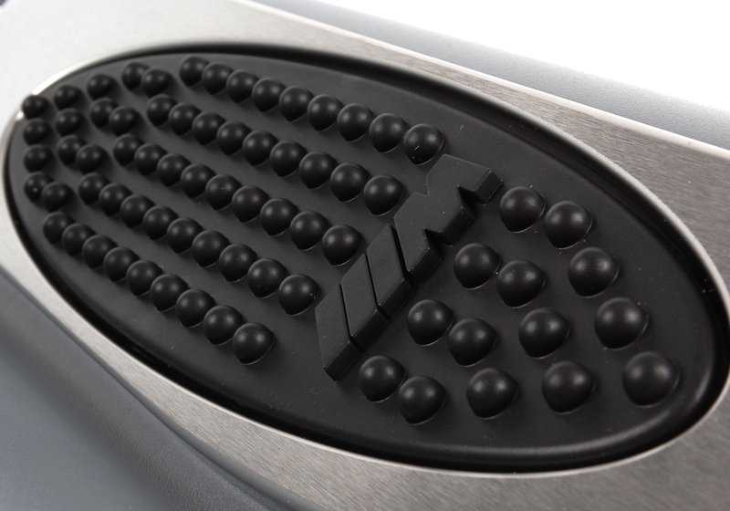 Revestimiento lateral reposa-pies M delantero izquierdo OEM 51437894565 para BMW Serie 3 E46. Original BMW.