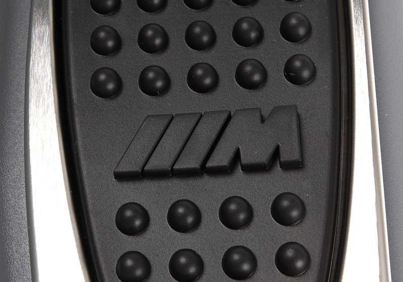 Revestimiento lateral reposa-pies M delantero izquierdo OEM 51437894565 para BMW Serie 3 E46. Original BMW.