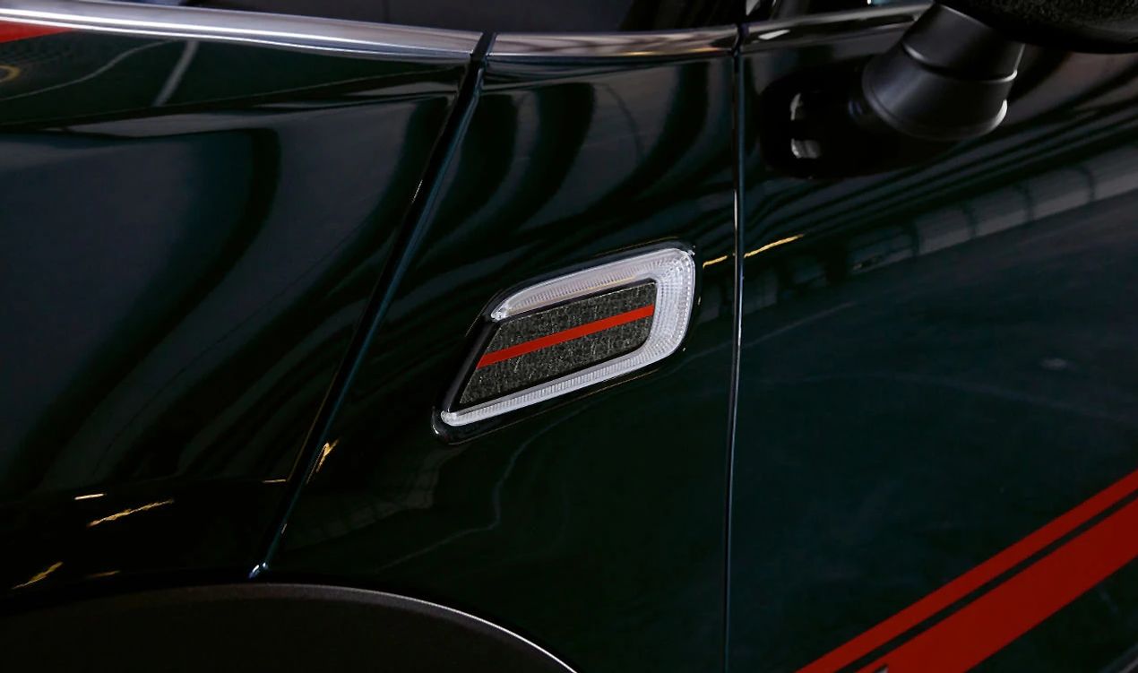 Embellecedores laterales JCW carbono OEM 51132466565 para MINI F54 (Clubman) {Cooper, Cooper D, Cooper S, All4}. Mejora estética lateral. Original MINI.