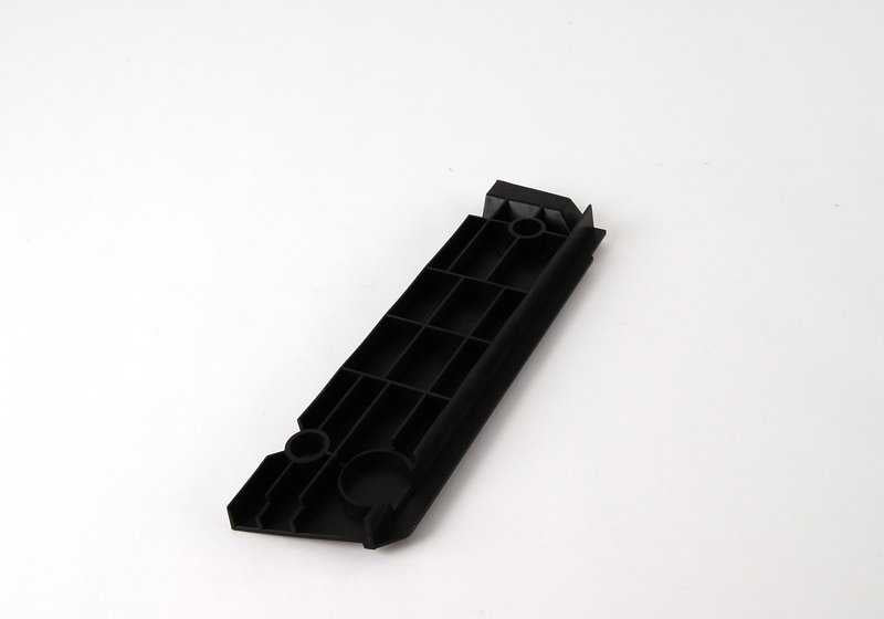Protector lateral derecho OEM 51777146730 para BMW E90, E91. Pieza original BMW para modelos Serie 3 con motores N45, N43 y N47. Ideal para sustituir el protector del faldón derecho. Original BMW.