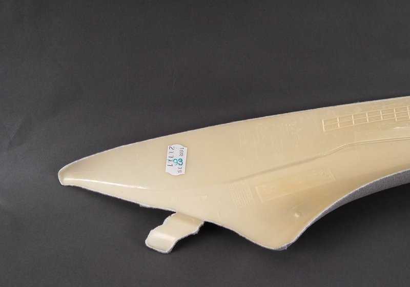 Cubierta embellecedora cortafuegos izquierda OEM 51438235005 para BMW E39. Original BMW.